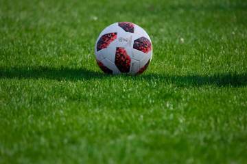 C罗谈梅罗竞争称较量落幕，呼吁球迷停止敌对（配图示意）